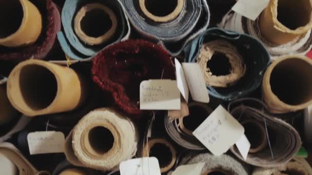 Рулони Тканини Текстилю Продажу Укладаються Полиці Магазині Склад Різної Тканини — стокове відео