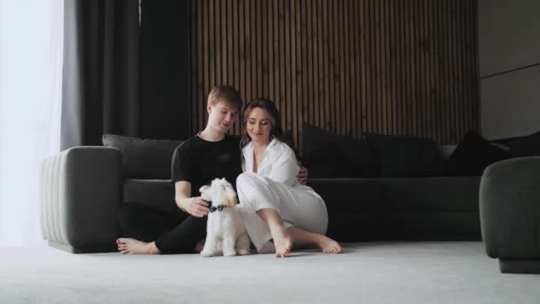 Lovely Couple Dog Sitting Floor Spouses Kissing Enjoying Each Other — Video