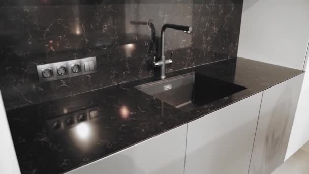 Kitchen Sink Faucet Simple Well Designed Modern Kitchen Interior Black — Stok video