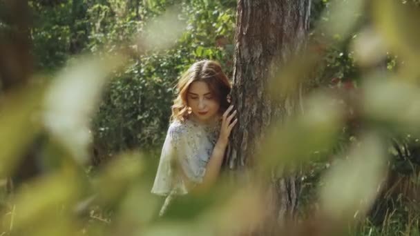 Portrét Krásné Mladé Bělošky Rudými Rty Pózující Lese Poblíž Kůry — Stock video