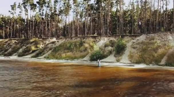 Belo Casal Andando Praia Vista Aérea Raios Sol Floresta Pinheiros — Vídeo de Stock