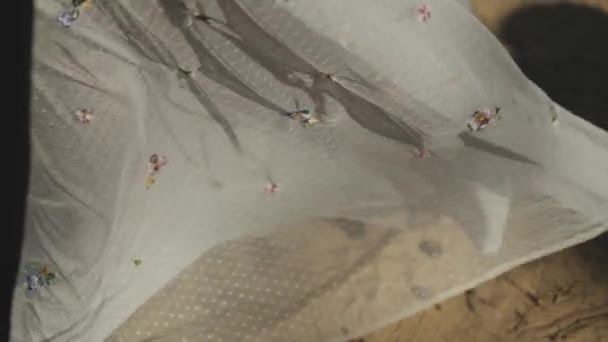 Дівчина Сукні Сукня Розвивається Вітрі Маяку Крупним Планом Високоякісні Кадри — стокове відео