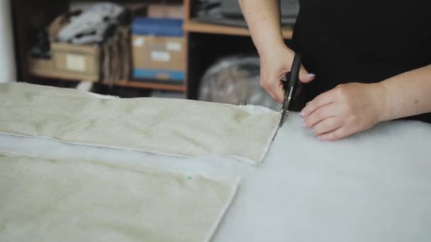 Женщина Работница Режет Пенорезину Ножницами Производства Дивана Мебельной Фабрике Замедленная — стоковое видео