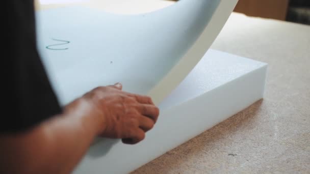 Fabriken För Tillverkning Stoppade Möbler Limning Skumgummi Processen Att Montera — Stockvideo