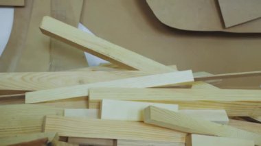 Parlak ahşap tahtalar. Kereste fabrikasında bir paket kereste. Büyük çerçeve. Tahtadan doğal malzemeler. Büyük paketlerde çam ağaçları. Tahta ürünlerin üretimi, yavaş çekim. Yüksek kalite 4k görüntü