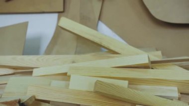 Cilalanmış ahşap kaplama. Kereste fabrikasında bir paket kereste. Büyük çerçeve. Tahtadan doğal malzemeler. Büyük paketlerde çam ağaçları. Tahta ürünlerin üretimi, yavaş çekim. 4k görüntü