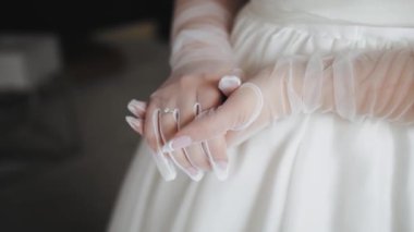 Elleri düğün eldivenleriyle yakın çekim, yavaş çekim. Düğün aksesuarları. Yüksek kalite 4k görüntü