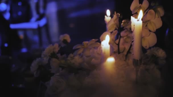 Večeře Svatební Kytice Svíčkami Svatebním Stole Hoří Svíčky Pečení Ubrus — Stock video