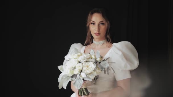 Portret Van Een Mooie Bruid Een Witte Jurk Met Bruiloft — Stockvideo