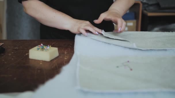 Közeli Női Kezek Habszivacs Gumit Készítenek Egy Kanapé Gyártásához Egy — Stock videók