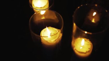 Güzel mumlar yerdeki cam şişelerde yanar, üst manzara, düğün dekorasyonu, yavaş çekim. Yüksek kaliteli FullHD görüntüler