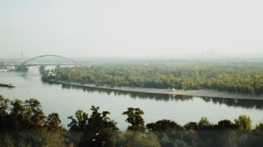 Nehrin üzerindeki köprü, el kamerasıyla Kiev Dnipro Panorama Ukrayna 'yı vuruyor. Yüksek kaliteli FullHD görüntüler