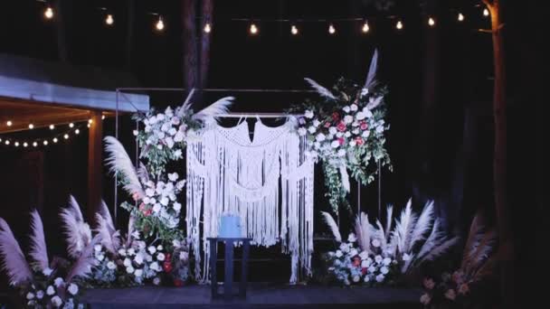 Pastel Frente Arco Boda Hermoso Pastel Boda Decorado Con Flores — Vídeo de stock