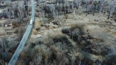 Hayalet şehir Çernobil bölgesinin havadan görüntüsü. Ölü şehir, boş yol, kış zamanı. Felaket ve tahliyeden 35 yıl sonra. Kıyamet gibi bir şehir. Ağır çekim. Yüksek kalite 4k görüntü