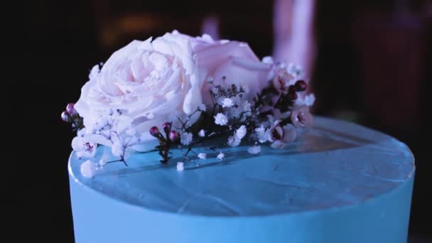 Gran Pastel Boda Hermosa Decorada Con Flores Noche Cerca Del — Vídeos de Stock