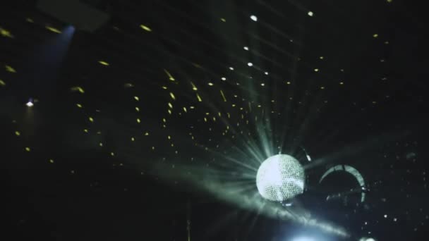 Bola Disko Berputar Mengkilap Atap Cahaya Lampu Kabur Bola Disko — Stok Video