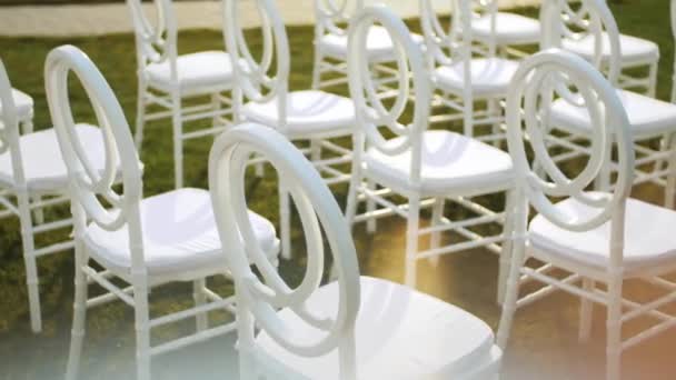 結婚式の遅い動きでお客様のための白い椅子 庭で結婚式が行われます 芝生の上での結婚式のための椅子 フルHd映像 — ストック動画