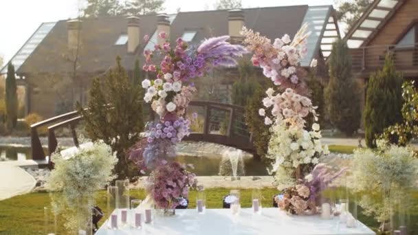 Widok Ślubne Dekoracje Kwiatowe Kwiatów Pastelowych Wyblakłych Kolorach Poza Ceremonią — Wideo stockowe