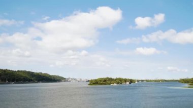 Güzel Dnipro nehri şehrin yavaş çekim yeşil ve taze bitki örtüsüyle çevrilidir. Yüksek kaliteli FullHD görüntüler