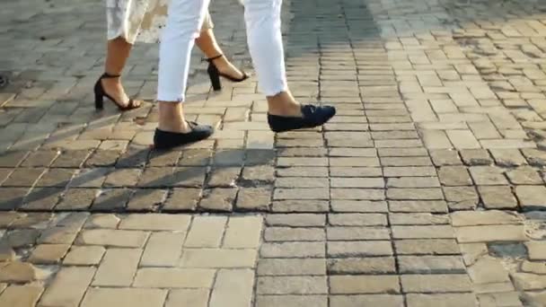 Пара Шагов Пешком Городской Улице Радостные Друзья Идут Тротуару Неузнаваемая — стоковое видео