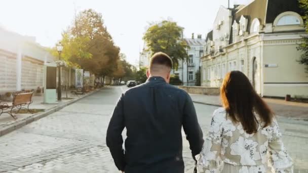 Balik Pandangan Pasangan Muda Yang Indah Berjalan Jalan Jalan Pada — Stok Video