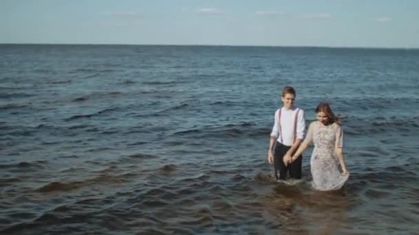 Sahilde Birlikte Yürüyen Mutlu Çift Harika Çok Romantik Hissediyorlar Ele — Stok video