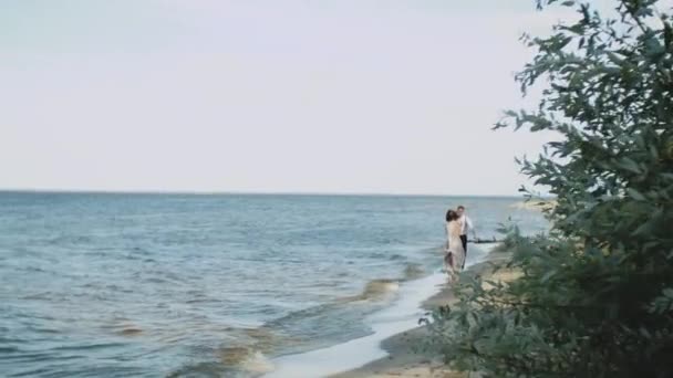 Casal Feliz Juntos Caminhando Pelo Lado Praia Eles Sentindo Ótimo — Vídeo de Stock