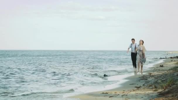 Pareja Feliz Juntos Corriendo Por Lado Playa Sienten Geniales Muy — Vídeos de Stock