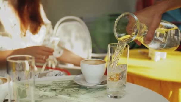 Ober Restaurant Giet Water Glas Close Zicht Slow Motion Schot — Stockvideo