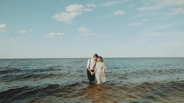 Pareja Feliz Juntos Corriendo Por Lado Playa Sienten Geniales Muy — Vídeos de Stock