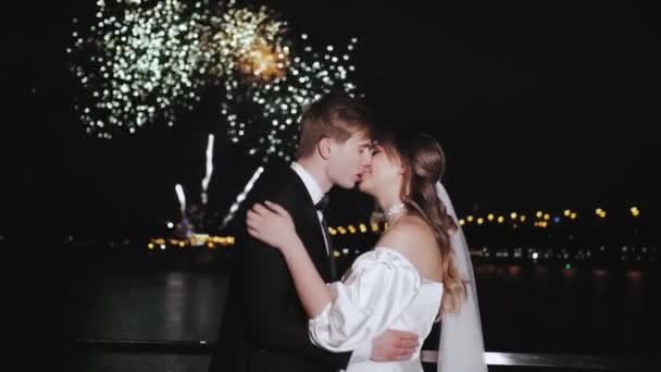 Zadní Pohled Krásný Novomanželský Pár Užívající Ohňostroj Večerním Svatebním Obřadu — Stock video