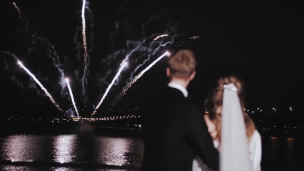 这对可爱的新婚夫妇在晚间婚礼后欣赏烟火的背景图 注意力分散 动作缓慢 高质量的4K镜头 — 图库视频影像