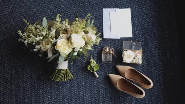 Όμορφο Γαμήλιο Μπουκέτο Και Μπουτονιέρα Διακοσμημένα Φρέσκα Λευκά Τριαντάφυλλα Νύφες — Αρχείο Βίντεο