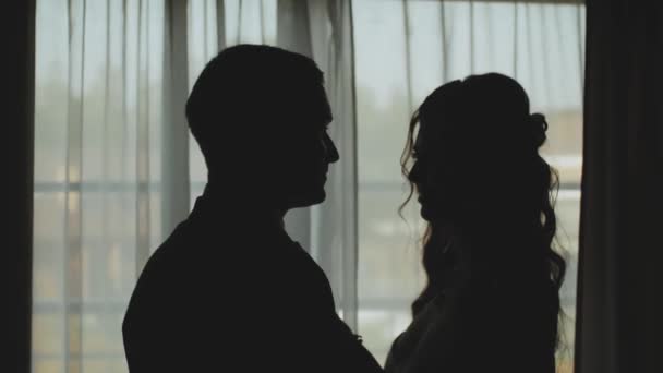 Σιλουέτα Ενός Ερωτευμένου Άντρα Και Γυναίκας Φιλιούνται Στο Παράθυρο Μέτριο — Αρχείο Βίντεο