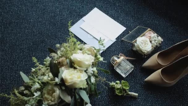 Красивий Весільний Букет Бутоньєрка Прикрашені Свіжими Білими Трояндами Парфумами Наречених — стокове відео