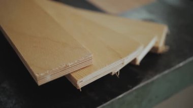 Cilalanmış ahşap kaplama. Kereste fabrikasında bir paket kereste. Büyük çerçeve. Tahtadan doğal malzemeler. Büyük paketlerde çam ağaçları. Tahta ürünlerin üretimi, yavaş çekim. 4k görüntü