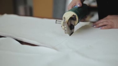 Mobilya fabrikasında yakın çekim yapmak için köpük kauçuk kesen bir kadın işçi. Yüksek kalite 4K görüntü.