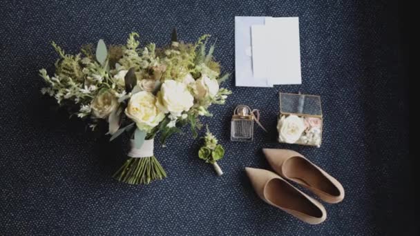 Hermoso Ramo Bodas Boutonniere Decorado Con Rosas Blancas Frescas Novias — Vídeo de stock