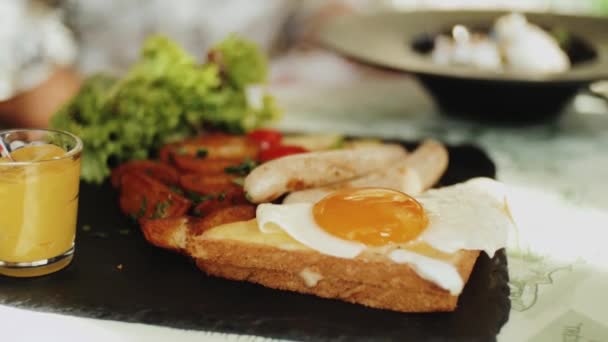 Benedikt Sommercafé Amerikanisches Frühstück Menschliche Hand Mit Gabel Gesunde Kost — Stockvideo