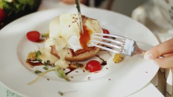 Femme Qui Mange Délicieux Petit Déjeuner Restaurant Seules Les Mains — Video