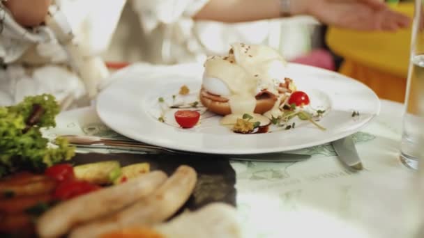 Frau Isst Leckeres Frühstück Restaurant Nur Hände Frau Mit Gabel — Stockvideo