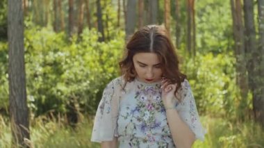 Çekici bir kadının portresi. Gözleri kapalı ve elinde yüzüne yakın bir buket çivi var. Yüksek kalite 4k görüntü