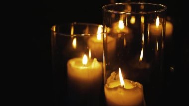 Düğün dekoru mum yemeği. Mumlar düğün masasında yanar. Masa örtüsü servisi. Pastel renkli şölen masası dekoru. Yüksek kalite 4k görüntü