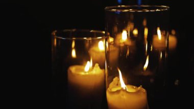 Düğün dekoru mum yemeği. Mumlar düğün masasında yanar. Masa örtüsü servisi. Pastel renkli şölen masası dekoru. Yüksek kalite 4k görüntü