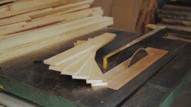 Cilalanmış ahşap kaplama. Kereste fabrikasında bir paket kereste. Büyük çerçeve. Tahtadan doğal malzemeler. Büyük paketlerde çam ağaçları. Tahta ürünlerin üretimi, yavaş çekim. 4k görüntü
