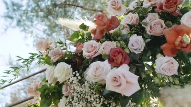 Крупный План Букет Свежих Розовых Желтых Роз Зелеными Листьями Свадебная — стоковое видео