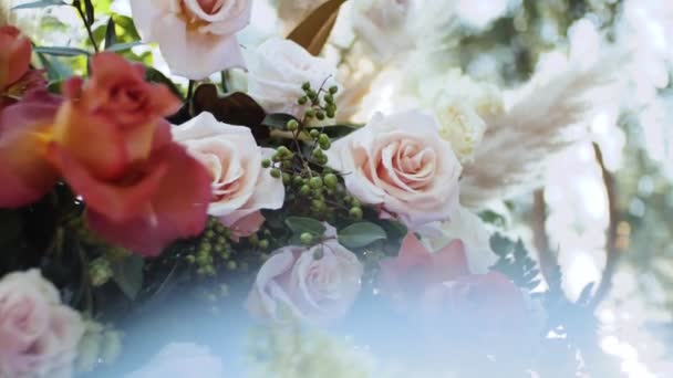Крупним Планом Букет Свіжих Рожевих Жовтих Троянд Зеленим Листям Деталі — стокове відео