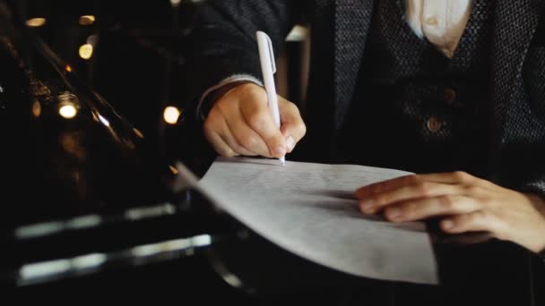 Weibliche Hände Schreiben Buchstaben Auf Weißem Papier Auf Einen Holztisch — Stockvideo