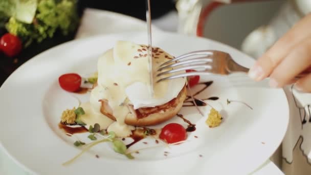 Frau Isst Leckeres Frühstück Restaurant Nur Hände Frau Mit Gabel — Stockvideo