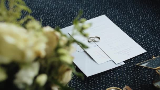 Eheringe Und Einladungen Hochzeitsdekoration Braut Attribute Nahaufnahme Hochzeitsaccessoires Zeitlupe Hochwertiges — Stockvideo